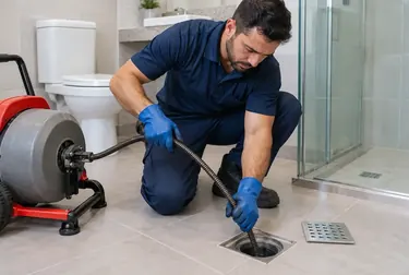 Técnico realizando desentupimento de ralos em Sorriso.